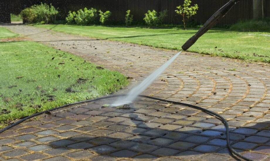 Profesjonalne czyszczenie brukowej kostki jako inwestycja w estetykę posesji