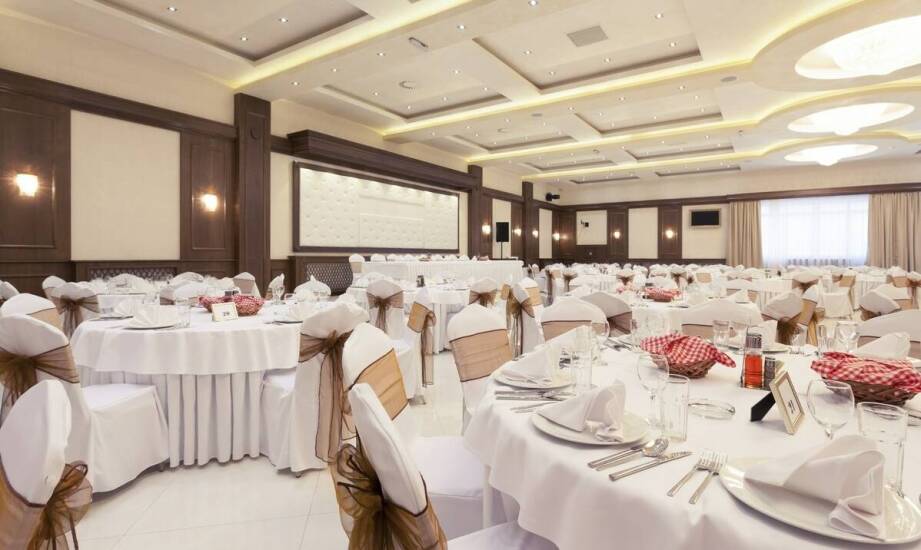 Urodziny w hotelu – jak zorganizować wyjątkowe przyjęcie w bankietowej sali?