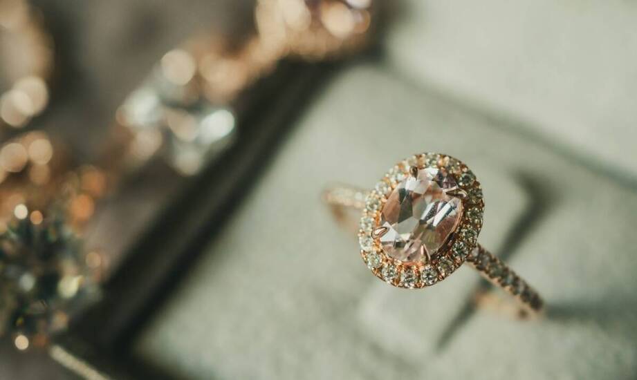 Jakie korzyści przynosi noszenie biżuterii z spinelem?