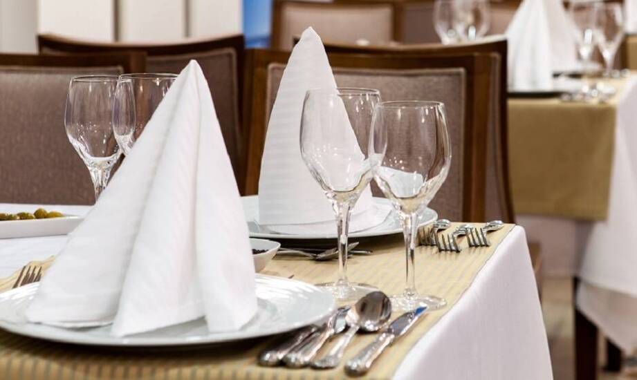 Rezerwacja miejsca przy stole w Warszawie: co warto wiedzieć o interakcji z osobami nowymi