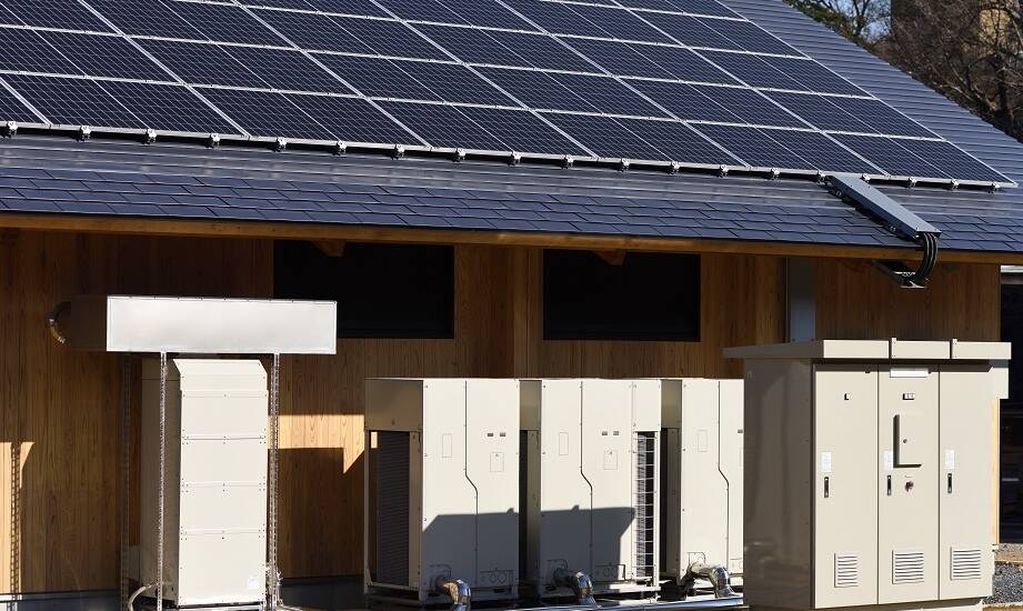 Magazyny energii: bezpieczeństwo i normy w systemach off-grid