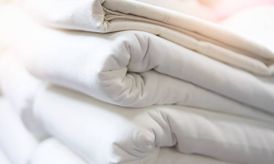 Włókniny w branży pościelowej – dlaczego są tak ważne dla zdrowego snu?
