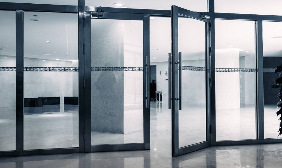 Szklane kolorowe drzwi na wymiar – odważny krok ku indywidualizmowi