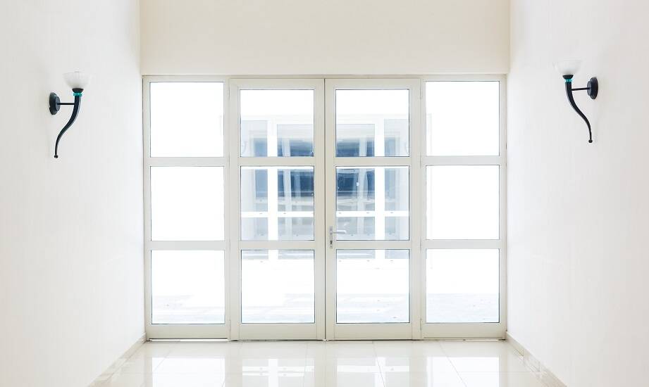 Odkryj różnorodność wzorów szklanych drzwi dostępnych od zaraz