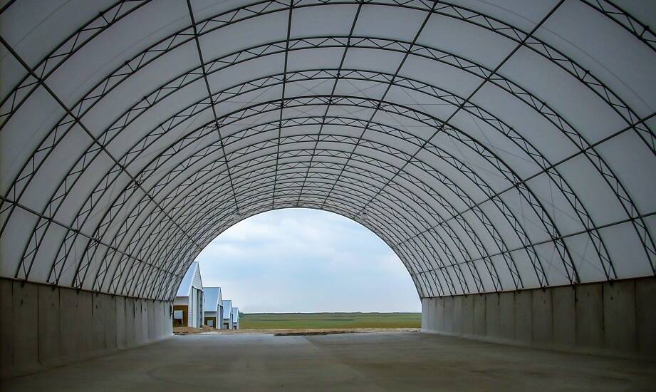 Stalowe hale łukowe jako klucz do efektywnego zarządzania przestrzenią magazynową