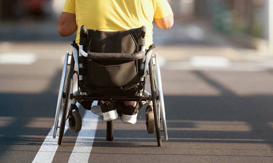 Jakie opony i koła najlepiej sprawdzą się w lekkim wózku inwalidzkim?