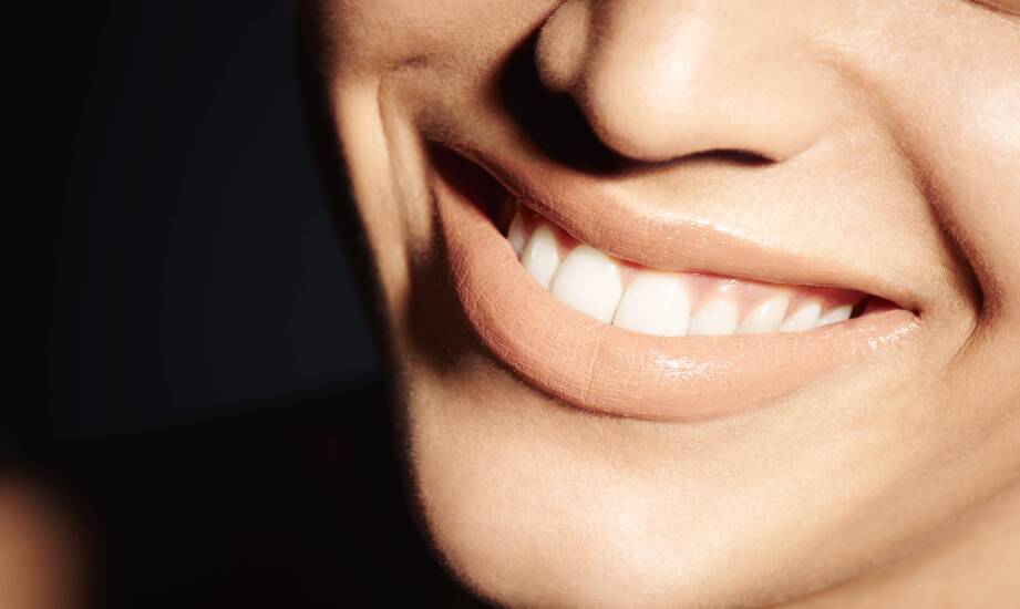 Cennik implantów zębów: jakie usługi są wliczone w koszt leczenia