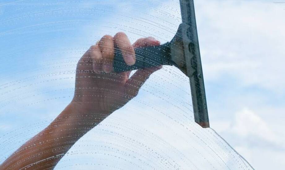 Profesjonalne mycie okien – inwestycja w estetykę i zdrowie dla pracowników