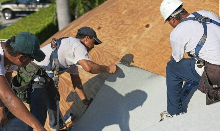 Jakie są główne wyzwania dla ekipy montażowej podczas instalacji na skośnych dachach?