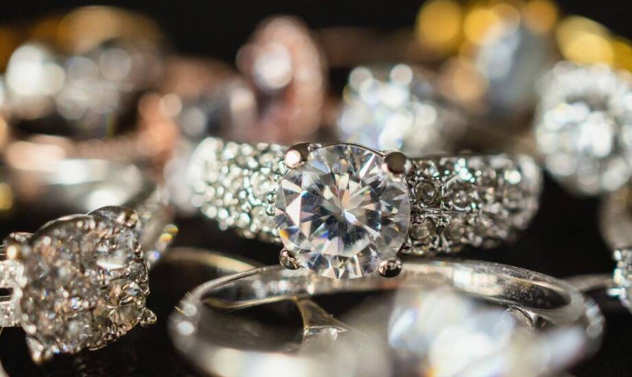 Jakie jubilerskie cechy wyróżniają srebrną biżuterię w sklepie Ines Jewellery?