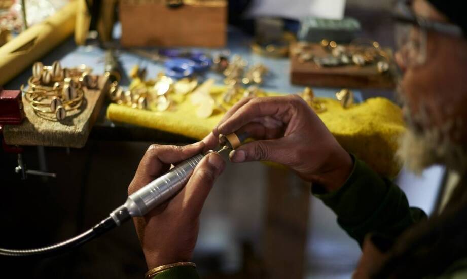 Sztuka rękodzieła: jak powstaje unikalna indyjska biżuteria?