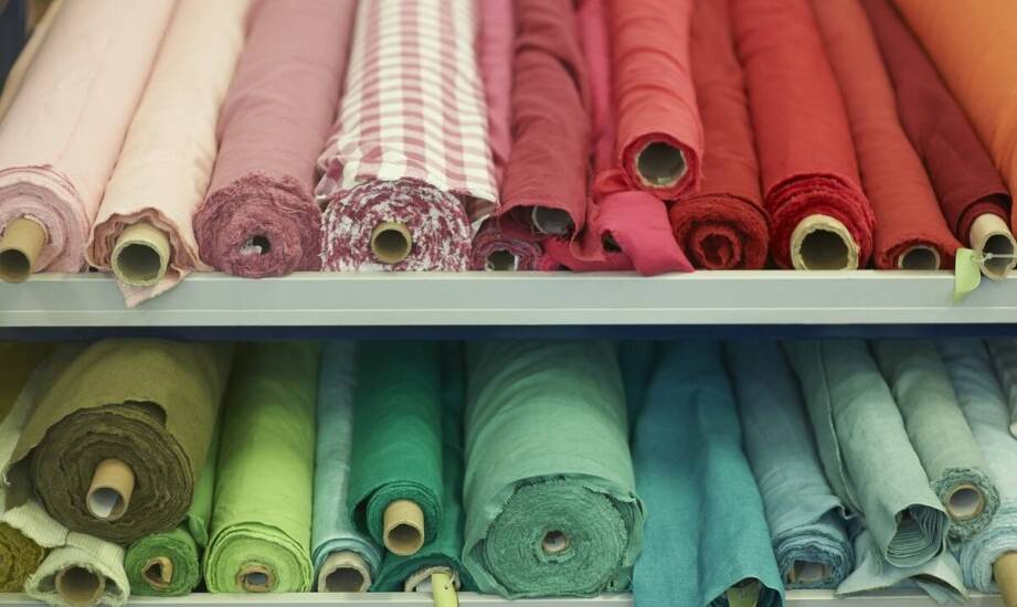 Jak hurtownie wpływają na dostępność bawełnianych tkanin dla producentów dziecięcej odzieży?