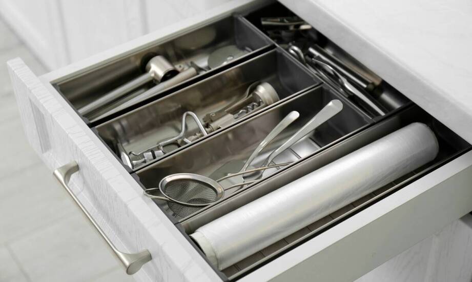 Wybór krawędziowych uchwytów do szaf – na co zwrócić uwagę?