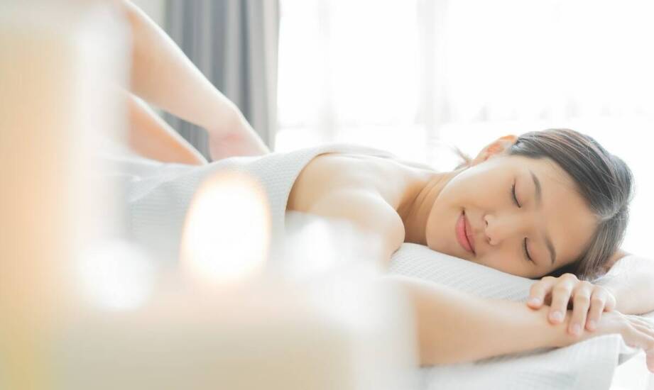 Głębokie odprężenie dzięki relaksacyjnemu masażowi z peelingiem