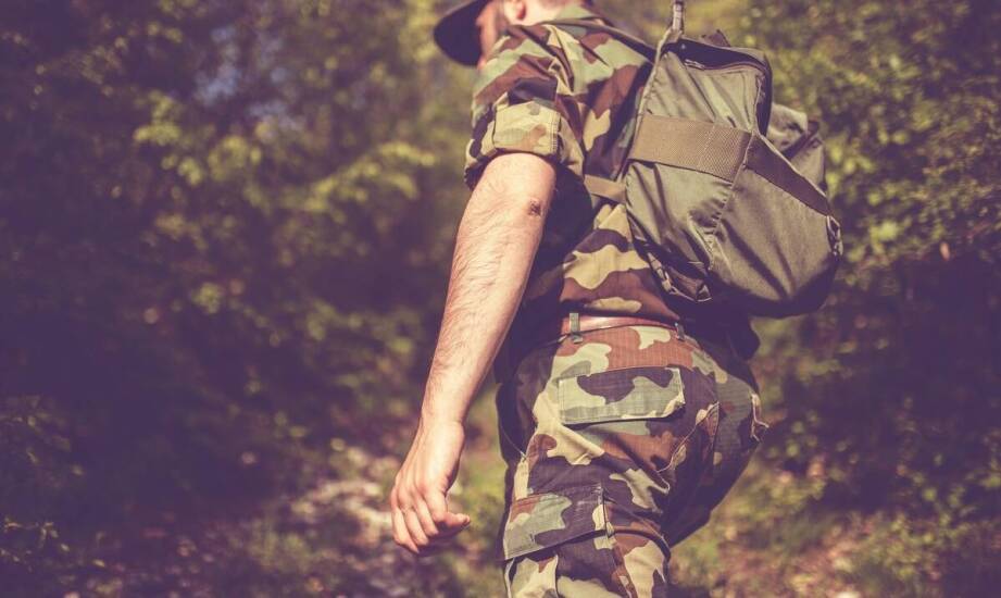 Jak spodnie bojówki wpływają na swobodę ruchów podczas aktywności fizycznej?