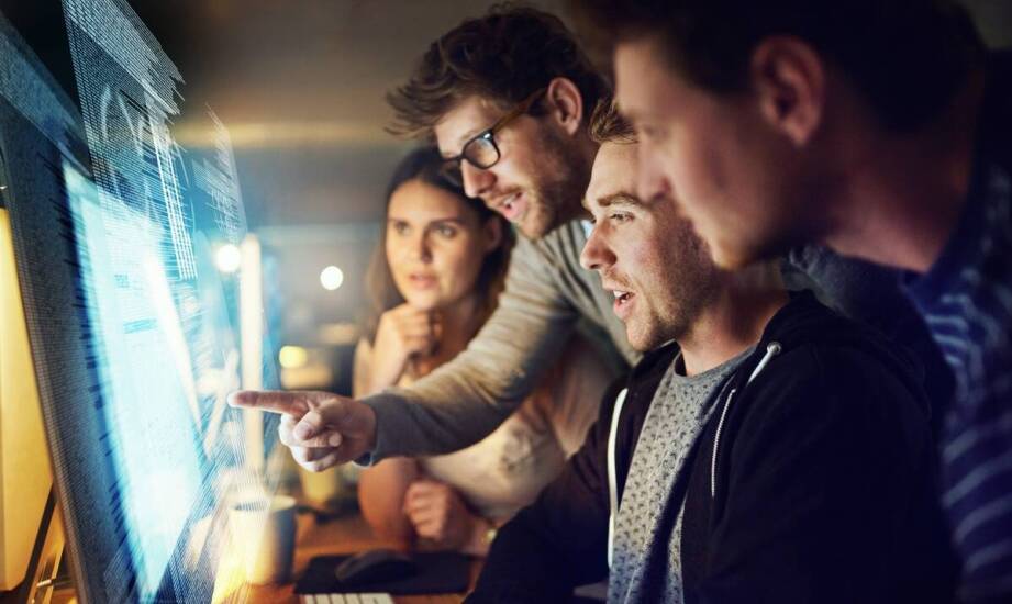 Jakie są korzyści z dostosowywania oprogramowania EA do specyficznych potrzeb klienta?