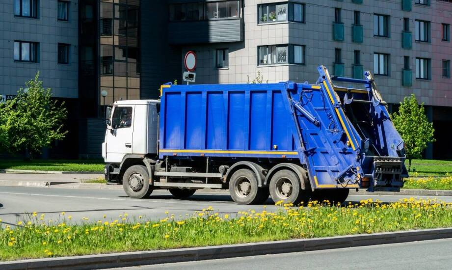 Jakie są różnice między odbiorem odpadów komunalnych a odpadów przemysłowych?
