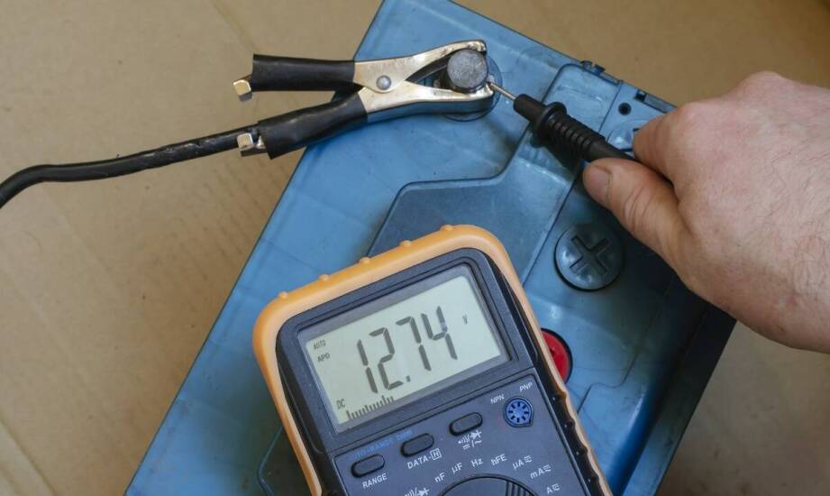 Diagnostyka akumulatora - jak rozpoznać prawidłowe spoczynkowe napięcie?