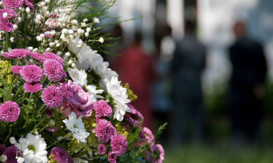 Rola pożegnalnej ceremonii w procesie żałoby przy pogrzebie z urną
