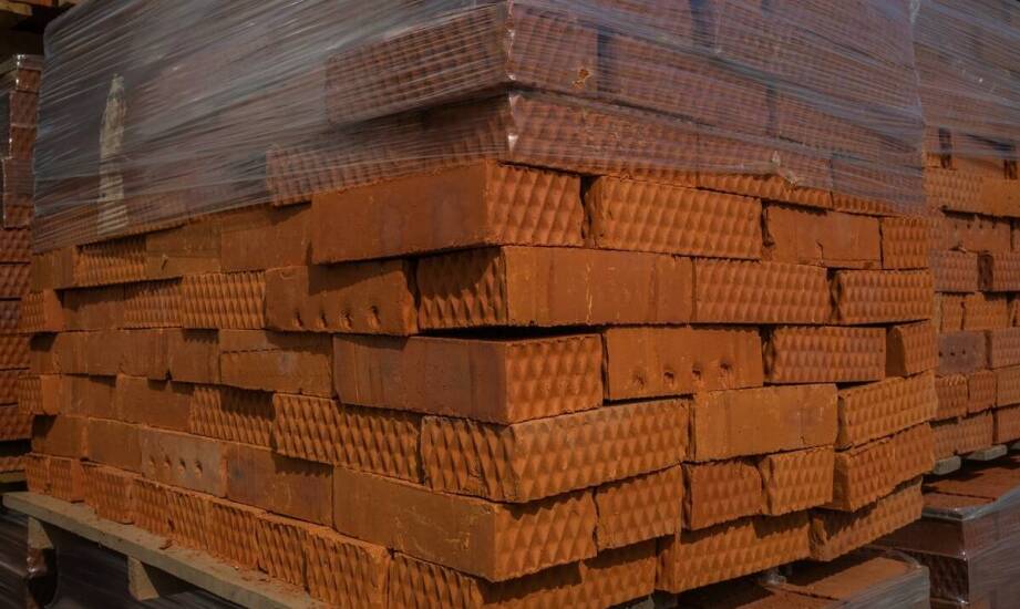 Porównanie klinkierowej cegły z innymi materiałami budowlanymi pod kątem trwałości