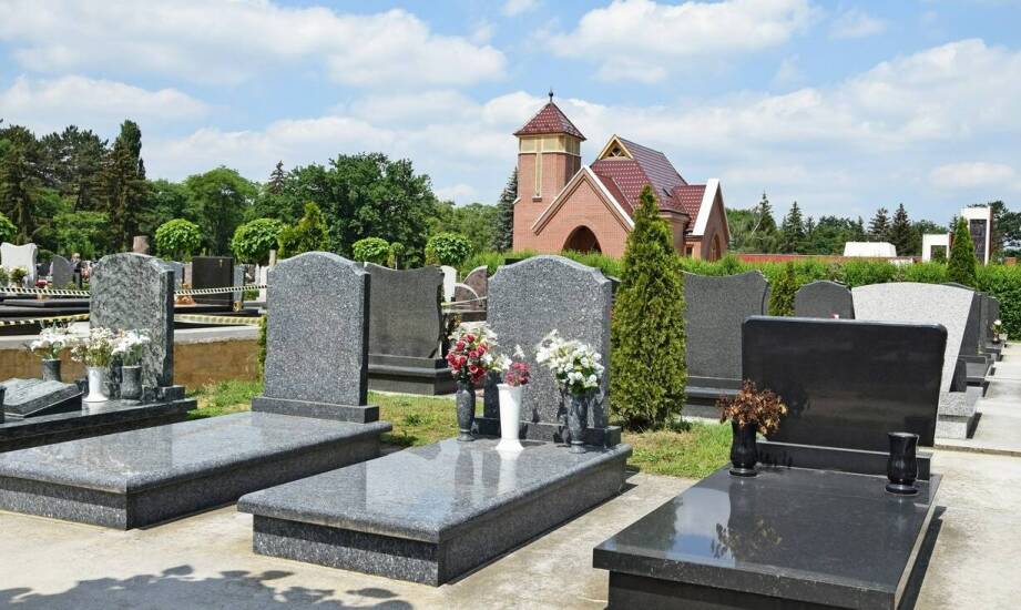 Jak wybrać trwały materiał do nagrobków?