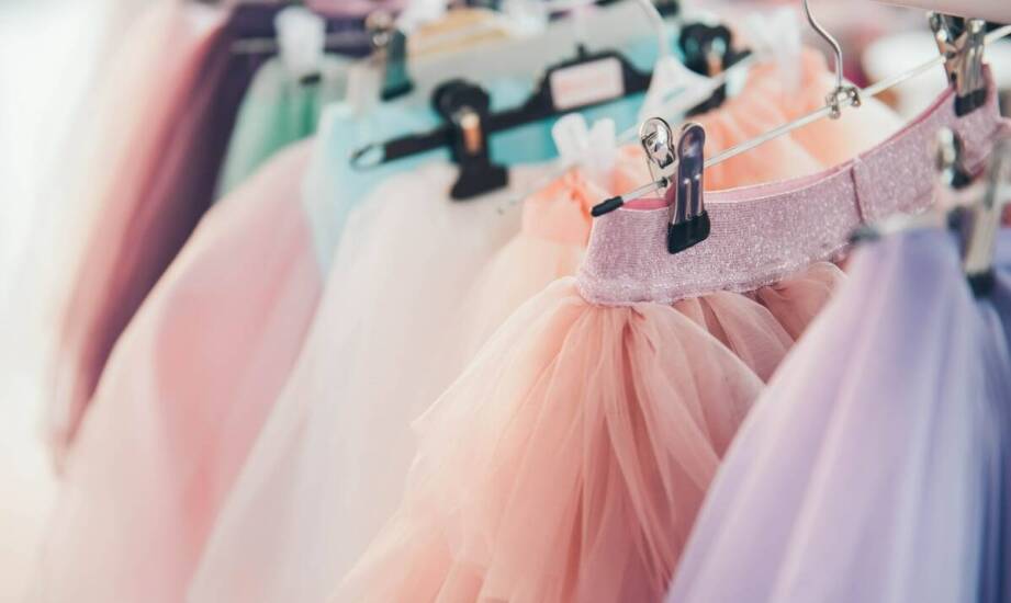 Jak właściwy dobór folii do przechowywania ubrań może przedłużyć trwałość ubrań?