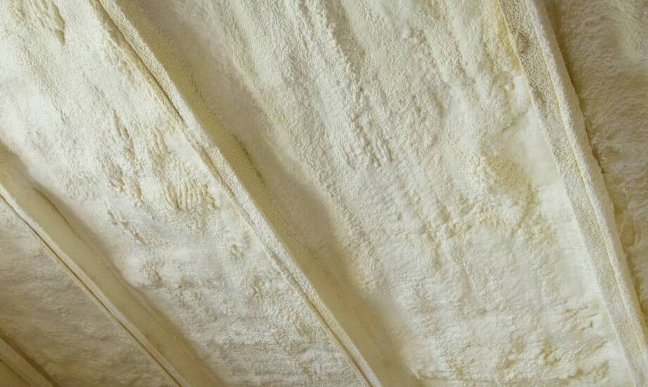 Efektywność ocieplenia dachu styropianem w kontekście energooszczędności domu.