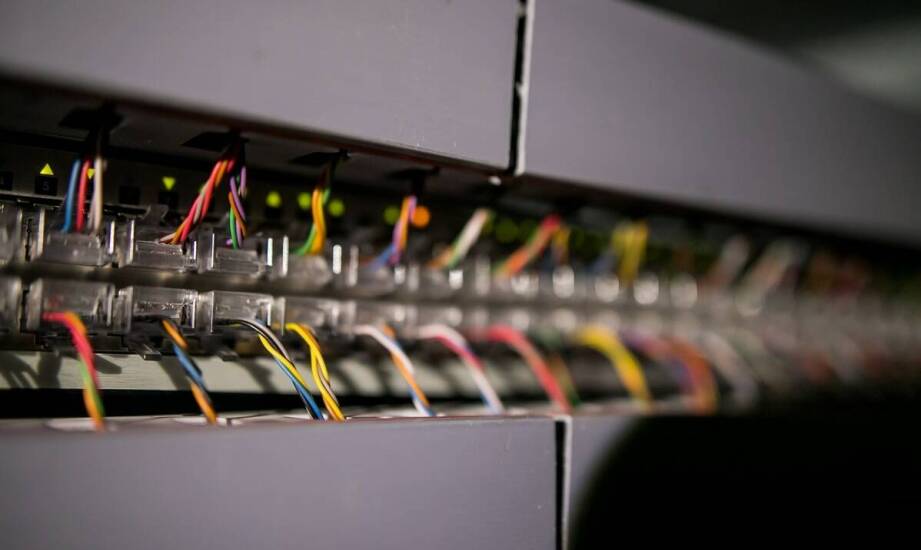 Rola zamków do klap w systemach telekomunikacyjnych – co warto wiedzieć?