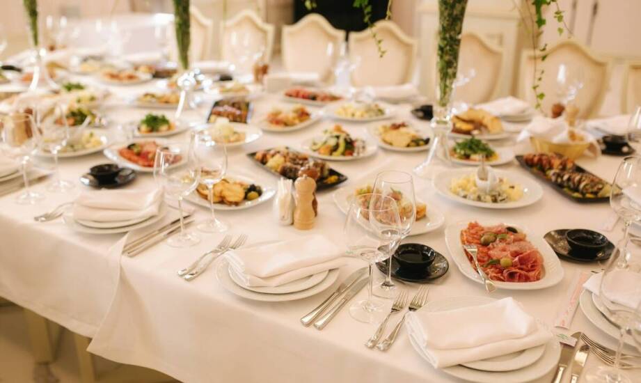 Czym różnią się oferty okolicznościowych imprez w różnych hotelach w Radomiu?