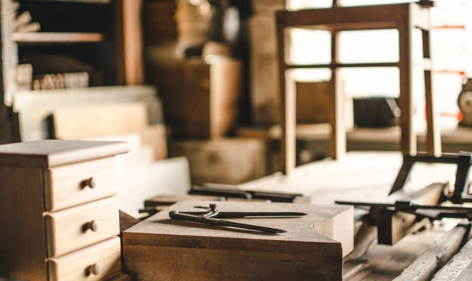 Kluczowe różnice między szlifierkami a frezarkami do drewna