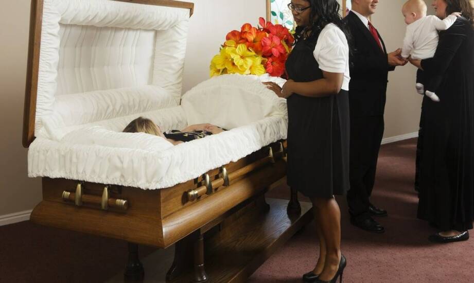 Jakie elementy są kluczowe w organizacji ceremonii pogrzebowej dla dziecka?