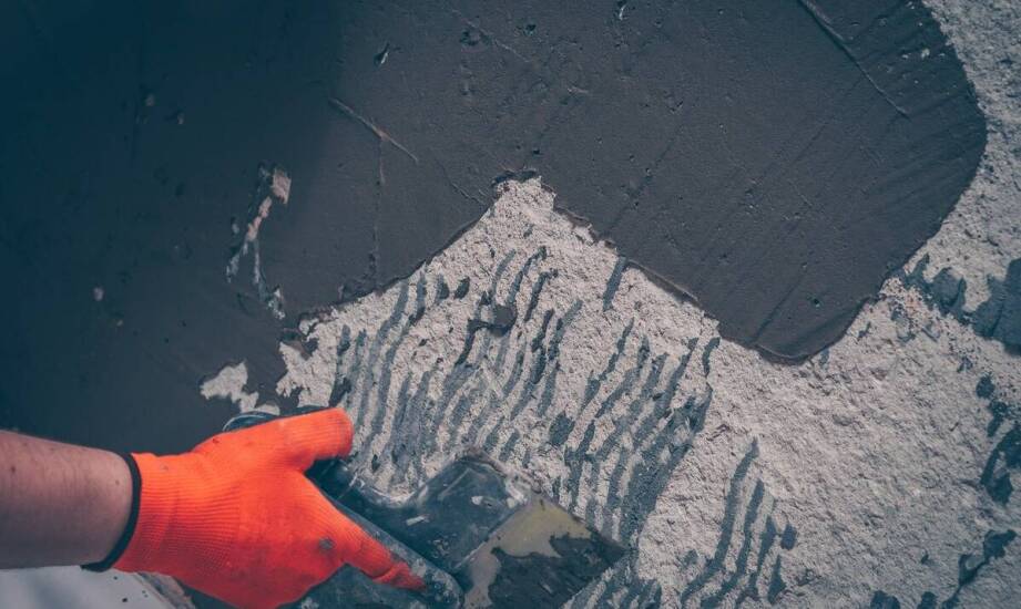 Zastosowanie elastycznego kleju do płytek w dużych budowlanych projektach