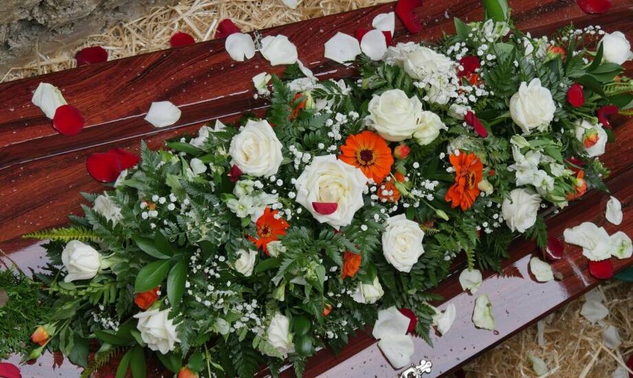 Rzymski wieniec jako centralny punkt dekoracji pogrzebowej