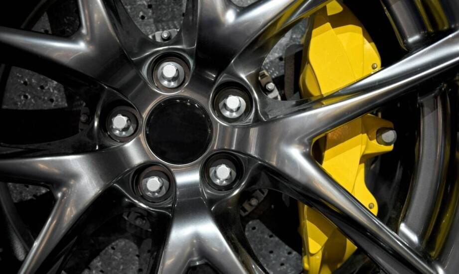 Jak dobór lakieru wpływa na wydajność hamulcowych zacisków?