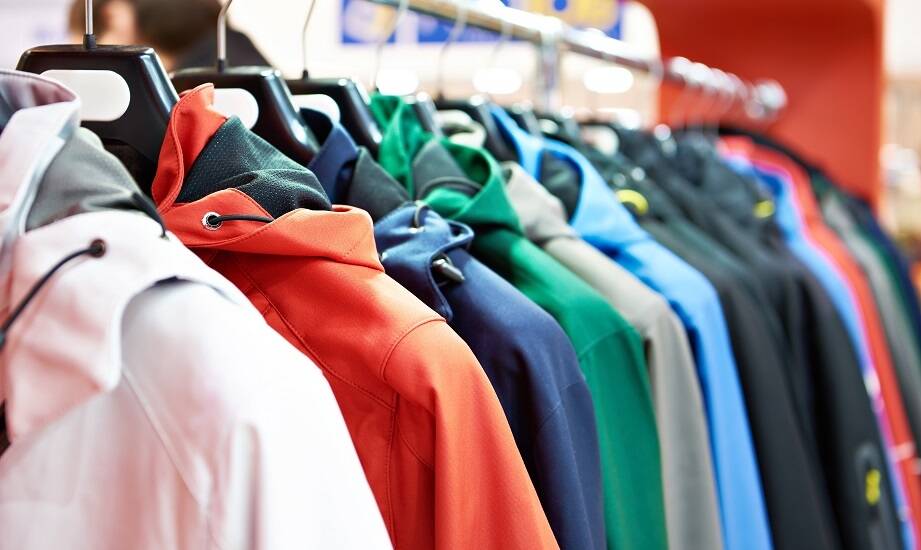 Tanie kurtki z outletu: przewodnik po najpopularniejszych fasonach