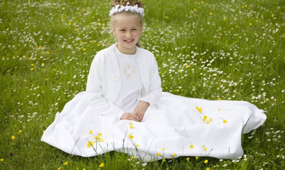 Eleganckie komunijne bolerka – co wybrać, by podkreślić wyjątkowość dnia?