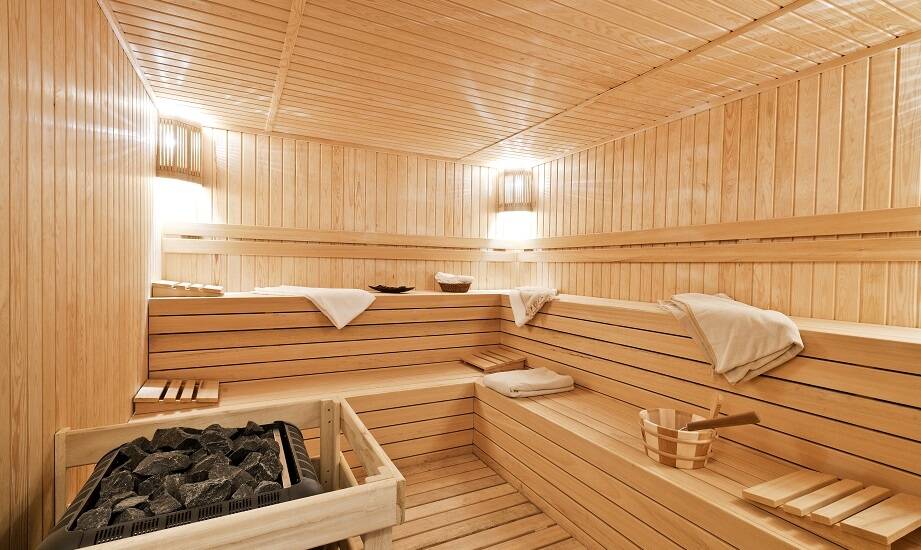 Jakie korzyści niesie ze sobą korzystanie z fińskiej sauny i parowej łaźni?
