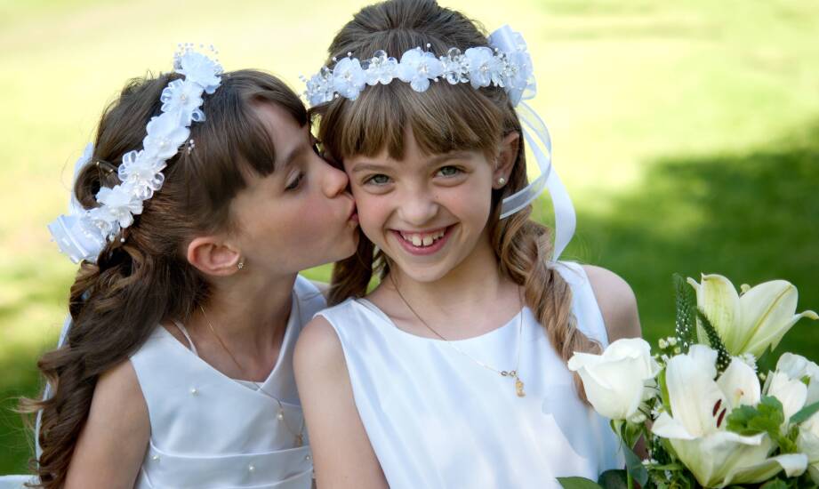 Jakie akcesoria pasują do długich komunijnych alb dla dziewczynek?