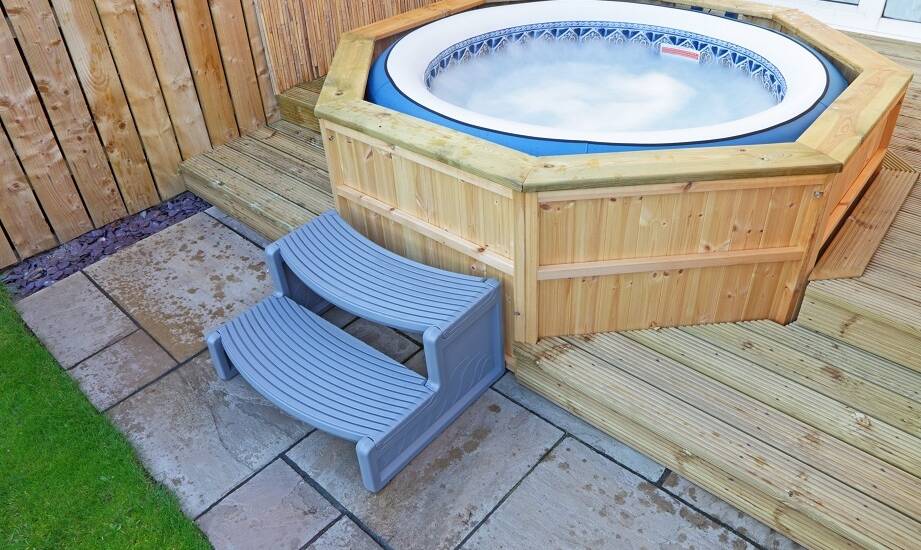 Systemy wodnego masażu w ogrodowym jacuzzi – co warto wiedzieć?