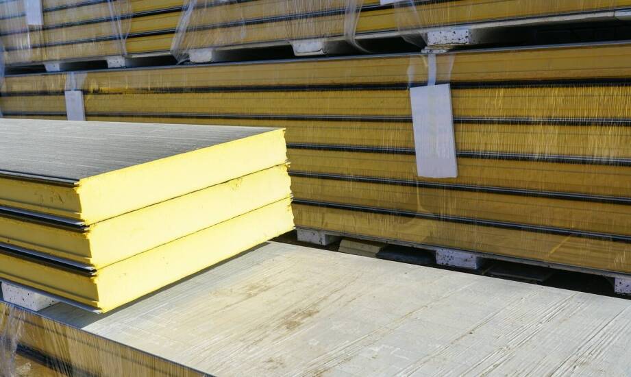 Czym charakteryzują się wysokiej klasy płyty warstwowe ścienne?