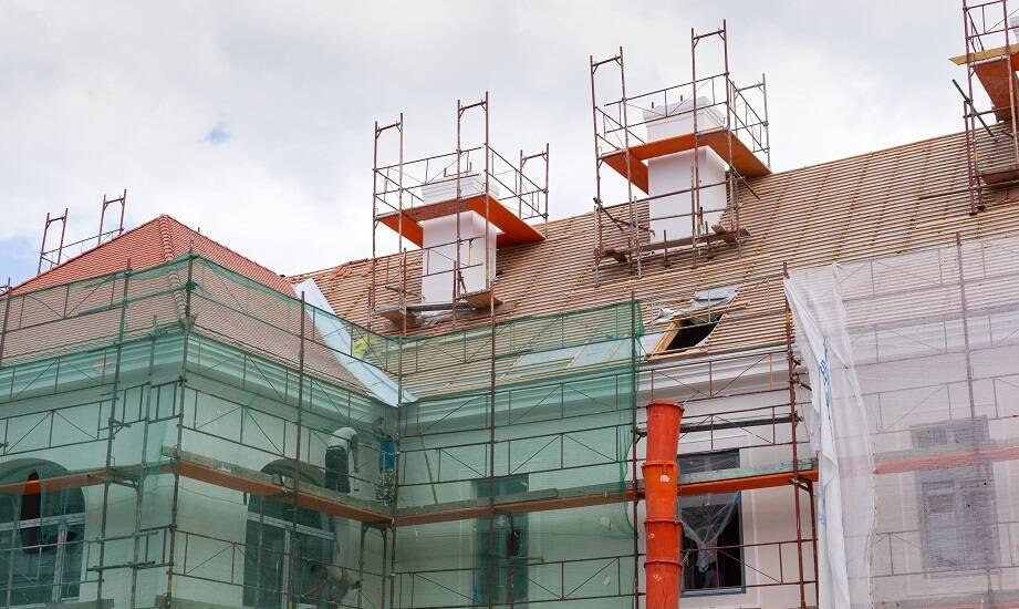 Jakie pytania zadać przed wynajmem dachowego rusztowania?