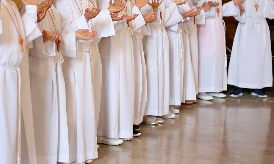 Elegancja i dostojność w komunijnych komżach – co warto wiedzieć?