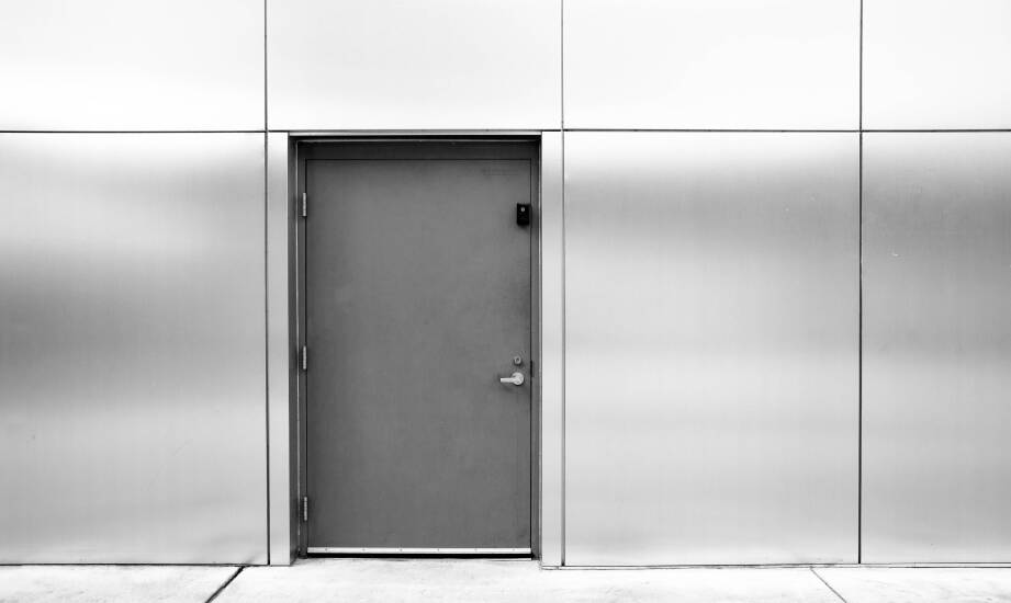 Jakie są zalety stosowania przeciwpożarowych drzwi aluminiowych?