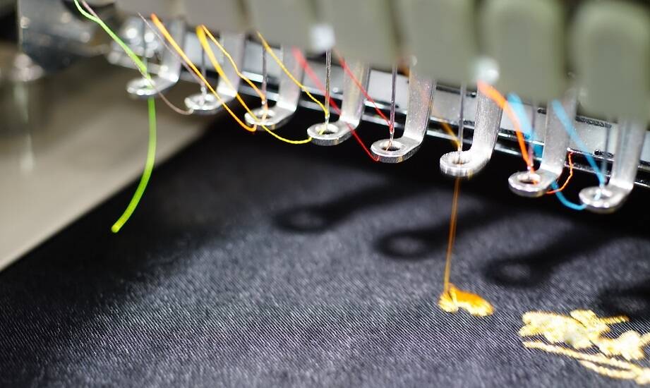 Jakie elementy wpływają na trwałość haftowanych sztandarów?