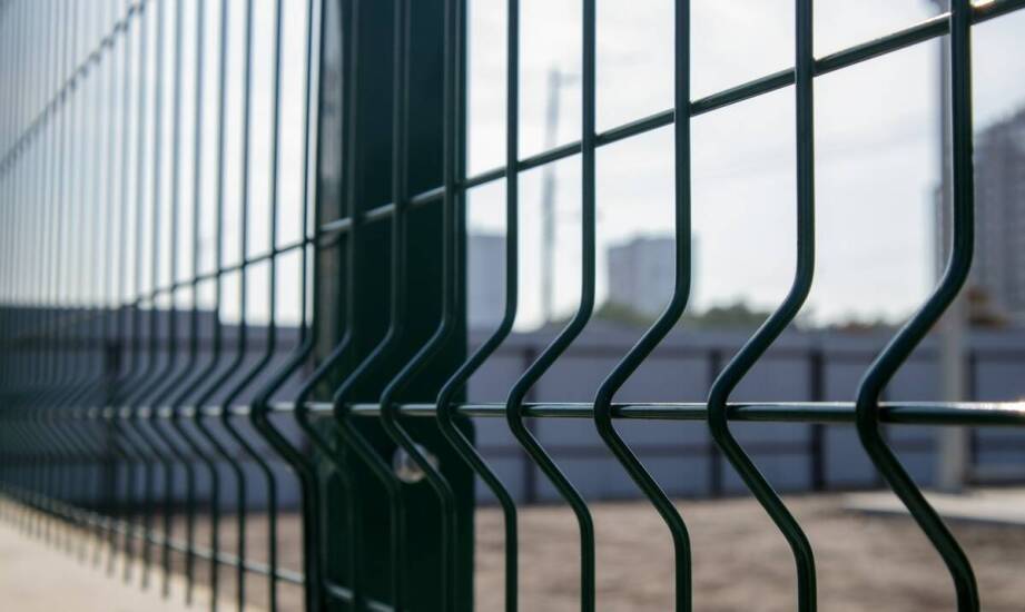 Zastosowanie ogrodzeniowych słupków w systemach 3D paneli