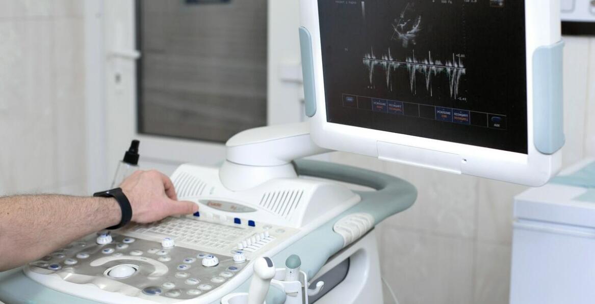 Porównanie funkcji i zastosowań różnych modeli ultrasonograficznych aparatów