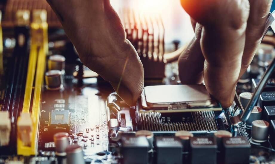 Jak serwis komputerowy wspiera klientów przy składaniu komputerów na zamówienie?