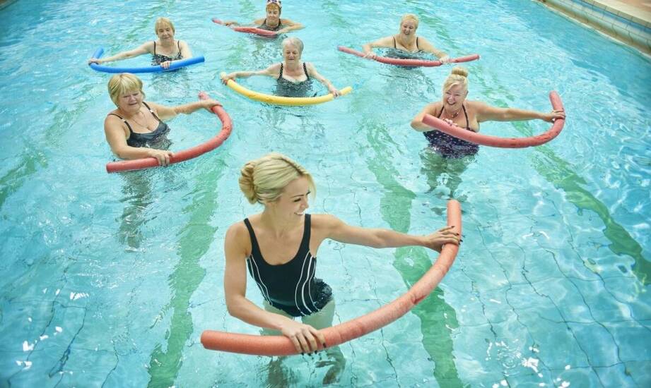 Kursy pływania w Warszawie – czego można się spodziewać na pierwszych zajęciach?