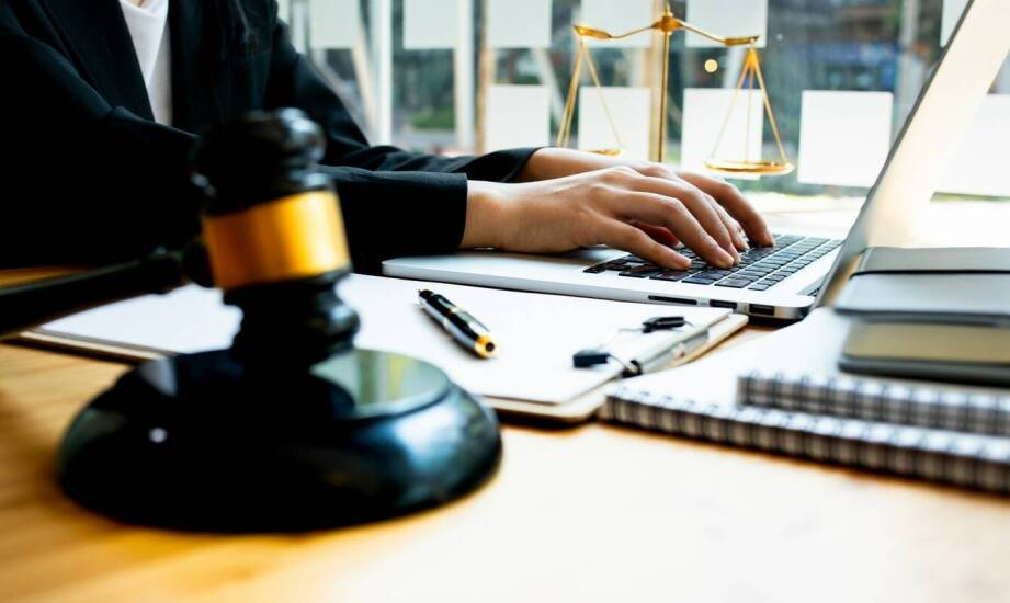 Ile kosztuje wizyta u prawnego radcy i co wpływa na cenę?