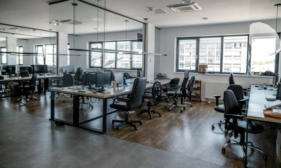 Jak wibroizolatory przyczyniają się do redukcji hałasu w biurach?